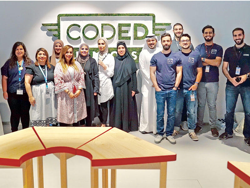 مسؤولو «زين» و«كودد» خلال فعاليات اليوم الأول من المخيم الصيفي