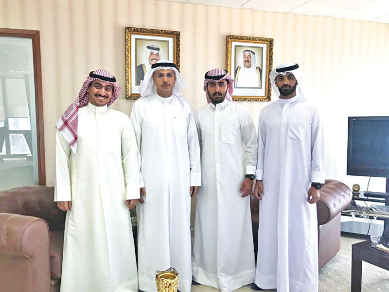 المخيزيم متوسطاً أعضاء اتحاد أستراليا