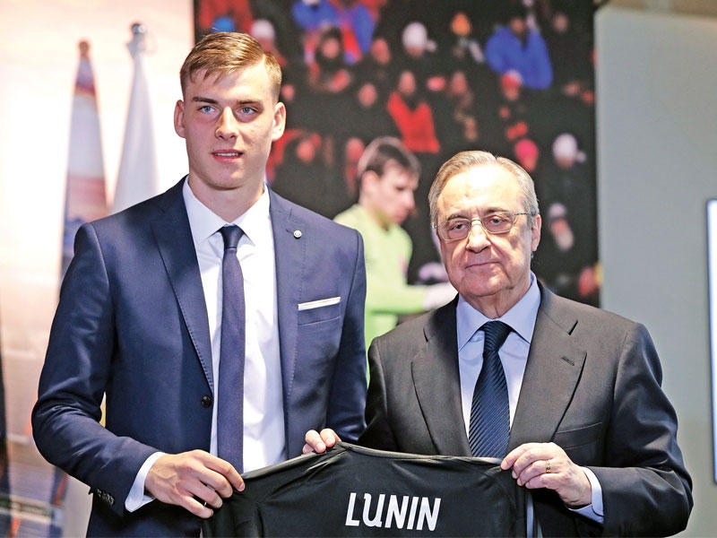 بيريز لحظة تقديم الحارس لونينn