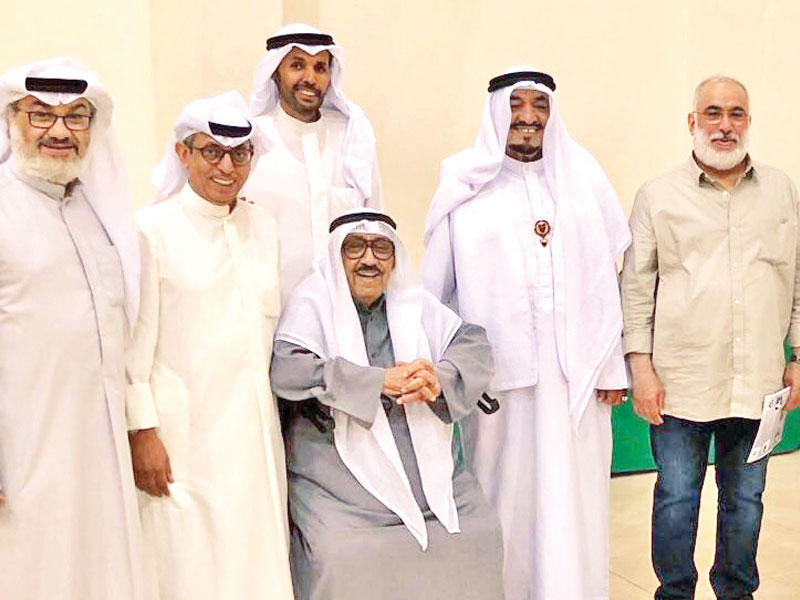 الذوادي مع رئيس وأعضاء «الفنانين الكويتيين»