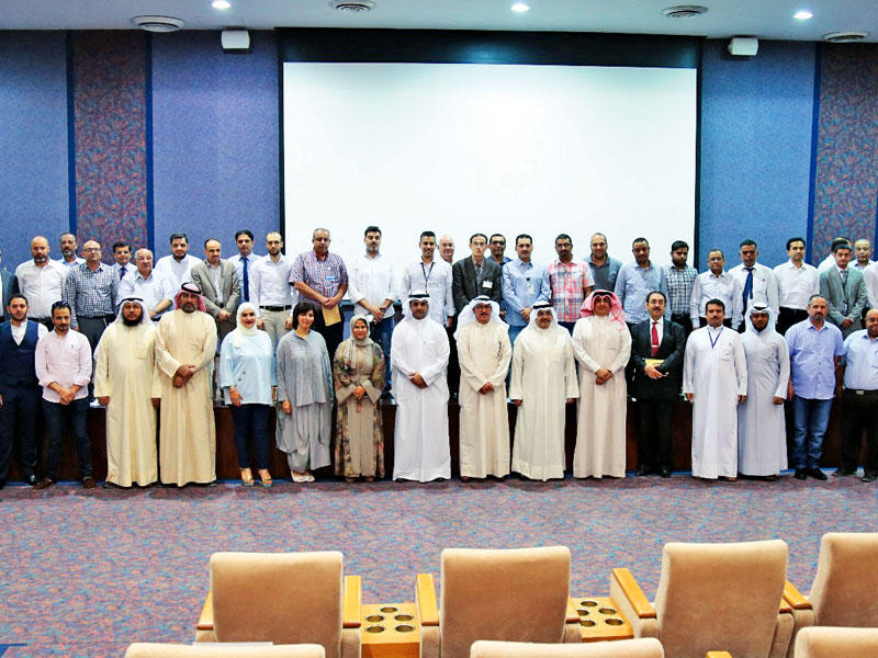صورة جماعية للمشاركين في ندوة الجمارك 