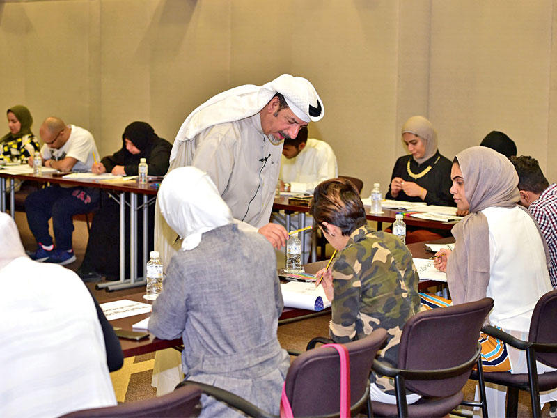 فريد العلي أثناء ورشة الخط الكوفي