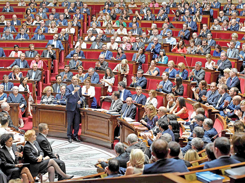 رئيس الوزراء إدوار فيليب متحدّثاً في الجمعية الوطنية أمس (أ ف ب)