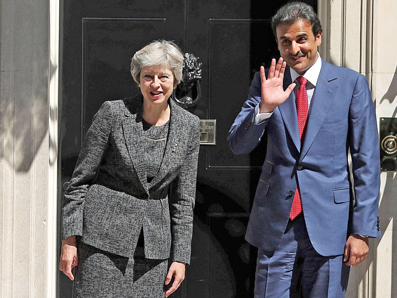 رئيسة وزراء بريطانيا تريزا ماي تستقبل أمير قطر الشيخ تميم بن حمد في مقرها بلندن أمس tt       (أ ف ب)