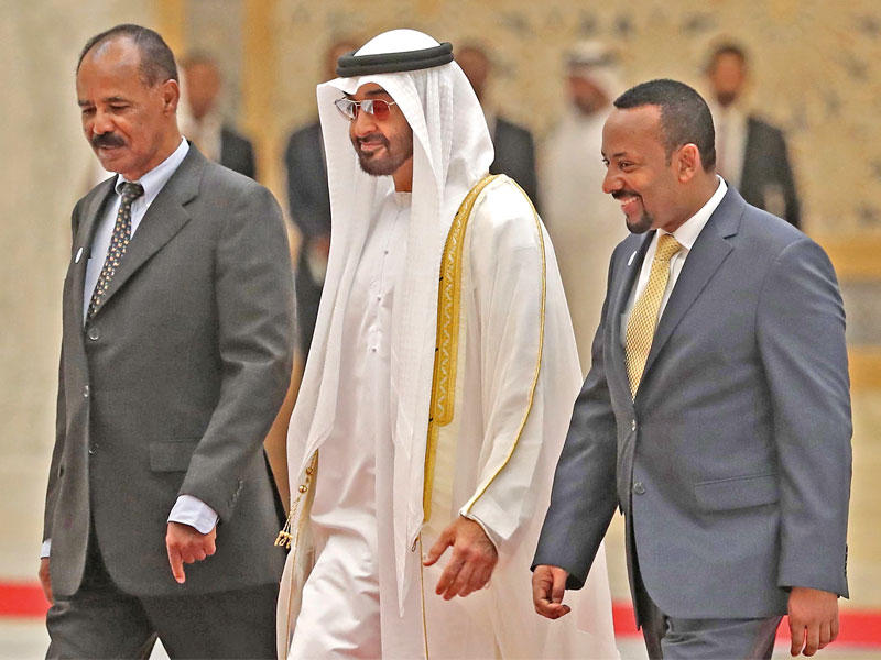 بن زايد مستقبلاً أفورقي وأبي في أبوظبي أمس (أ ف ب)