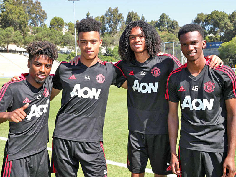 لاعبو فريق الشباب في مانشستر يونايتد