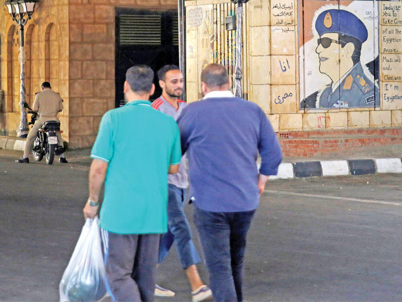 جدارية للسيسي في السوق القديم بشرم الشيخ (رويترز)