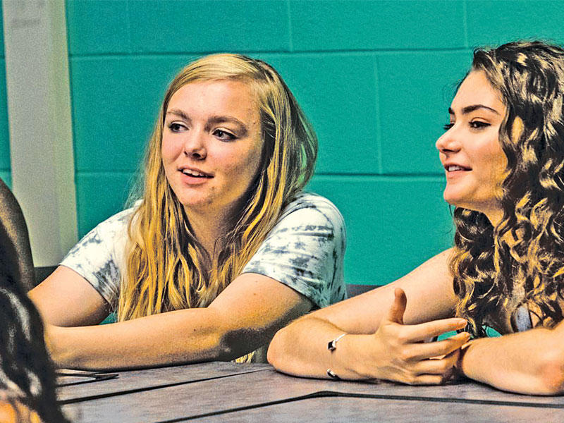 إيلسي فيشر وإميلي روبنسون في الفيلم