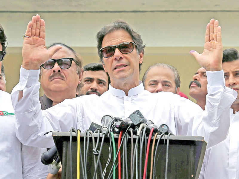 عمران خان يلقي كلمة بعد إدلائه بصوته في إسلام آباد أمس t(رويترز)