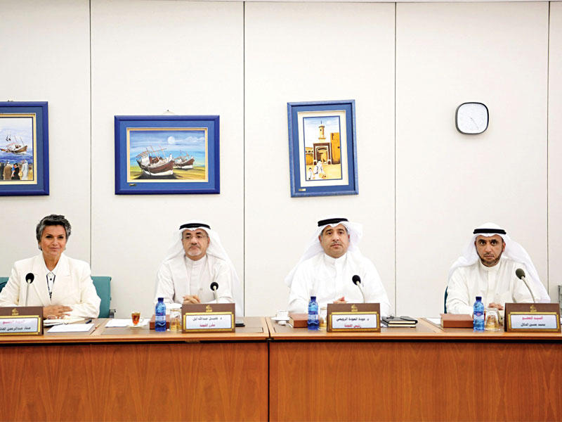 أعضاء اللجنتين «التعليمية و«الإحلال» في اجتماع أمس