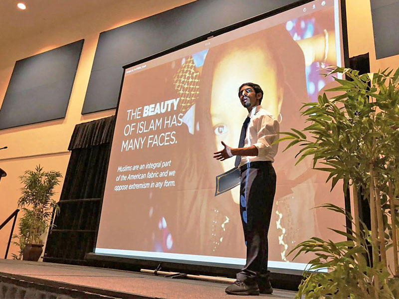 ساير العتيبي متحدثاً في المناظراتn