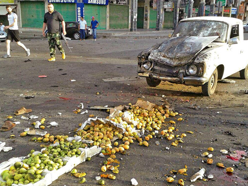 سوق استهدفه «داعش» في السويداء أمس (رويترز)
