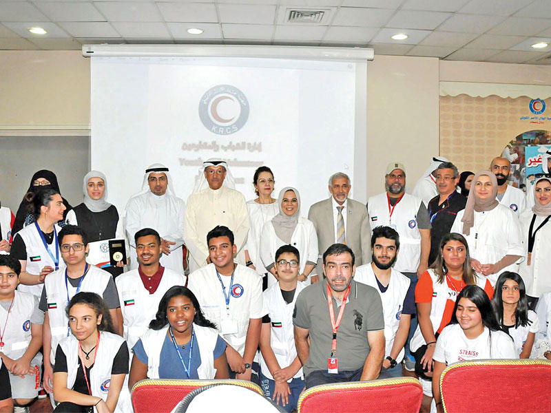 الساير والبرجس والحساوي في لقطة مع أطفال نادي المتطوع الصغير