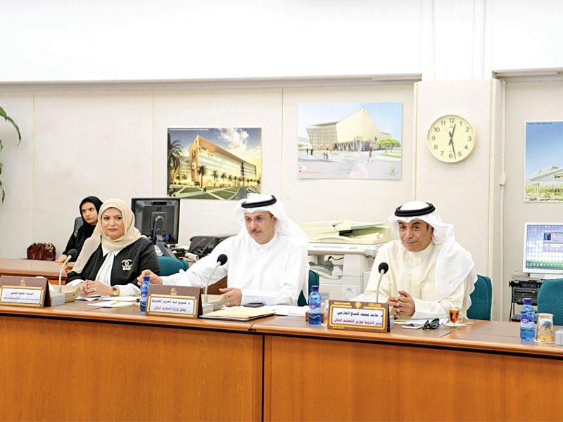  العازمي متوسطاً قيادات «التعليم العالي» 