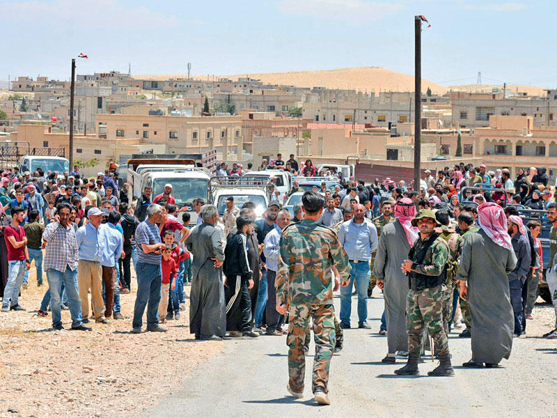 سوريون عائدون إلى القلمون من لبنان أمس (سانا)n