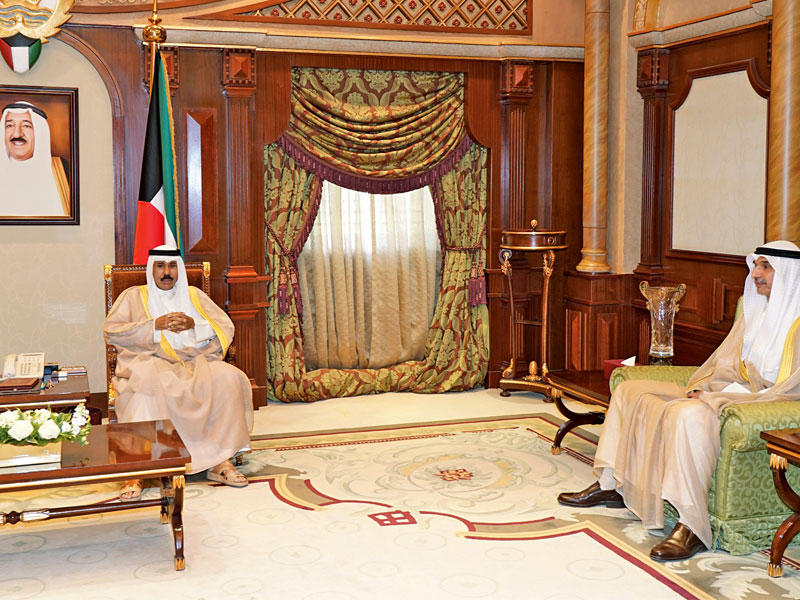 ولي العهد مستقبلاً السفير الظفيري أمس