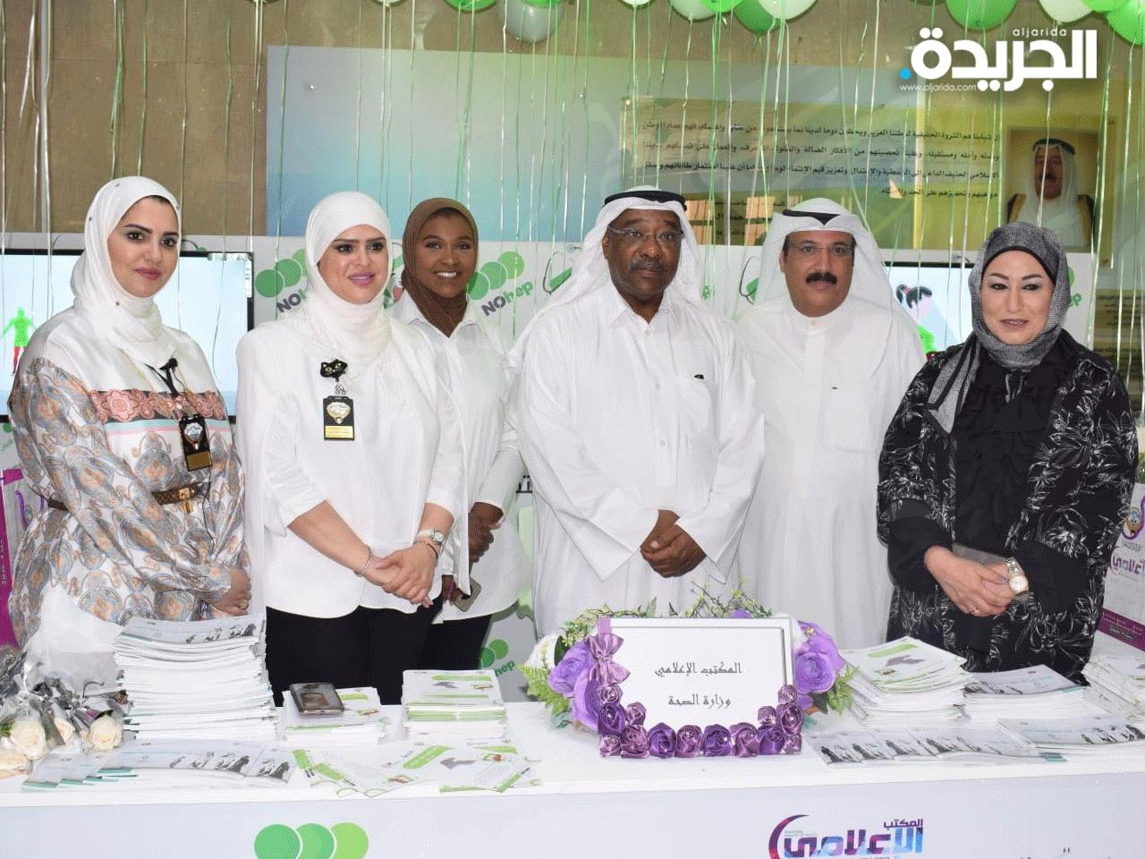  د.محمد الخشتي ود.غالية المطيري في صورة جماعية على هامش الاحتفال