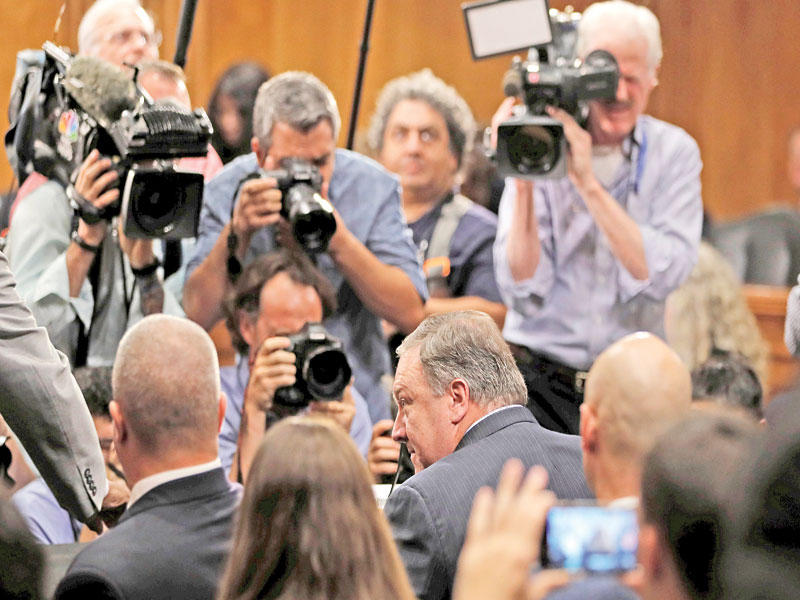 بومبيو محاطاً بالمصورين لحظة وصوله إلى جلسة الاستماع أمام الكونغرس أمس الأول  (رويترز)