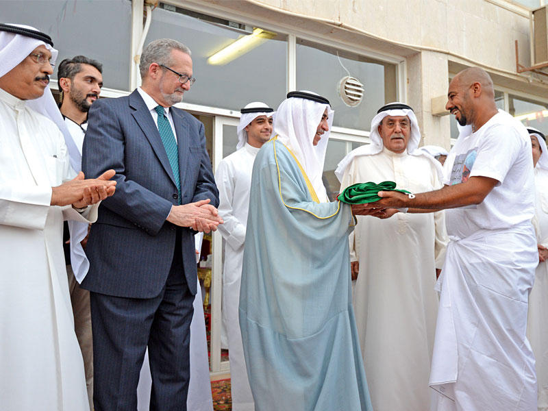 ممثل الأمير يتسلم العلم إيذاناً بانتهاء مراسم رحلة الغوص