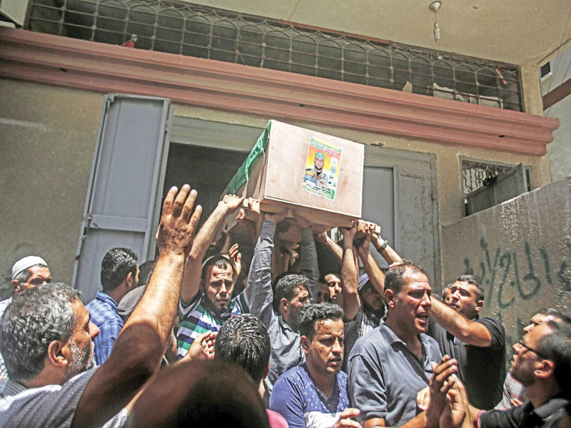 فلسطينيون يشيعون احد قتلى «حماس» في غزة أمس (أي بي أيه)n