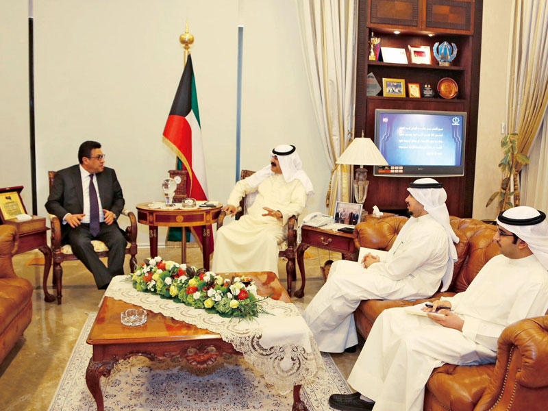 الجارالله مستقبلاً السفير المصريn