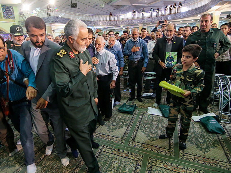 سليماني لدى وصوله إلى الاحتفال بذكرى الحرب مع العراق في همدان غرب طهران أمس t(ميزان)