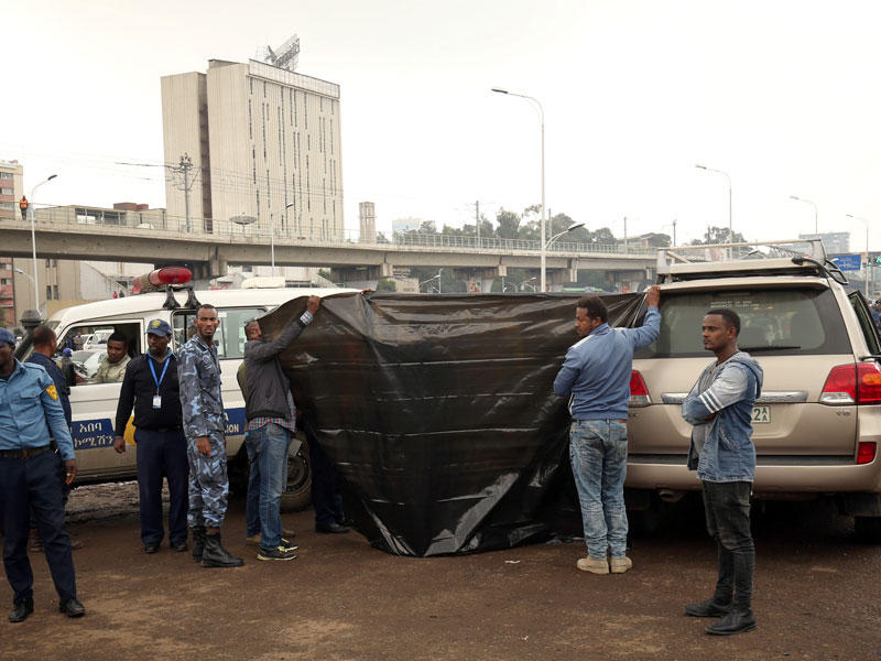 المحققون يغطون جثة مدير مشروع السد الكبير في السيمنيو بيكيلي إثيوبيا