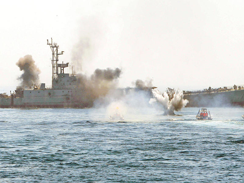 إحدى المناورات البحرية الإيرانية في مضيق هرمزn