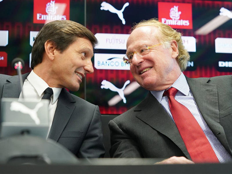 ليوناردو ورئيس نادي ميلان خلال المؤتمر الصحافي