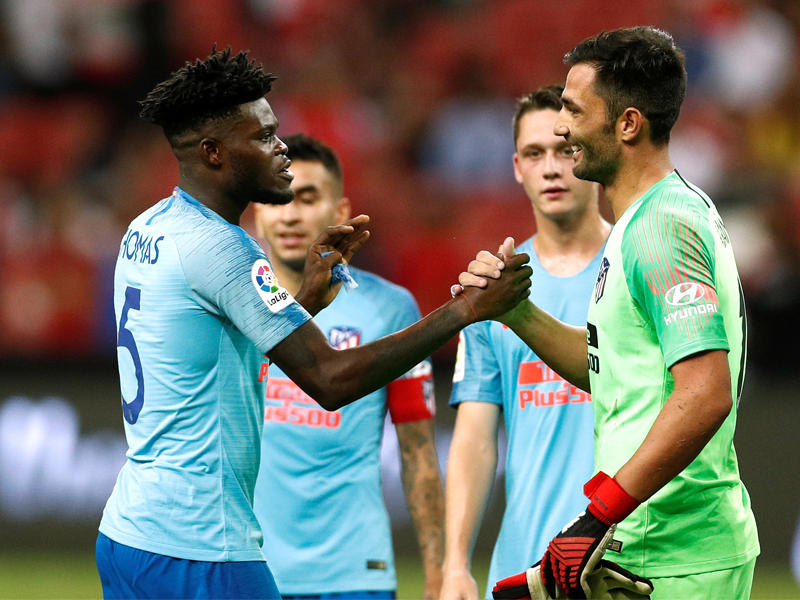 لاعبو أتلتيكو يحيون دان على أدائه في المباراة