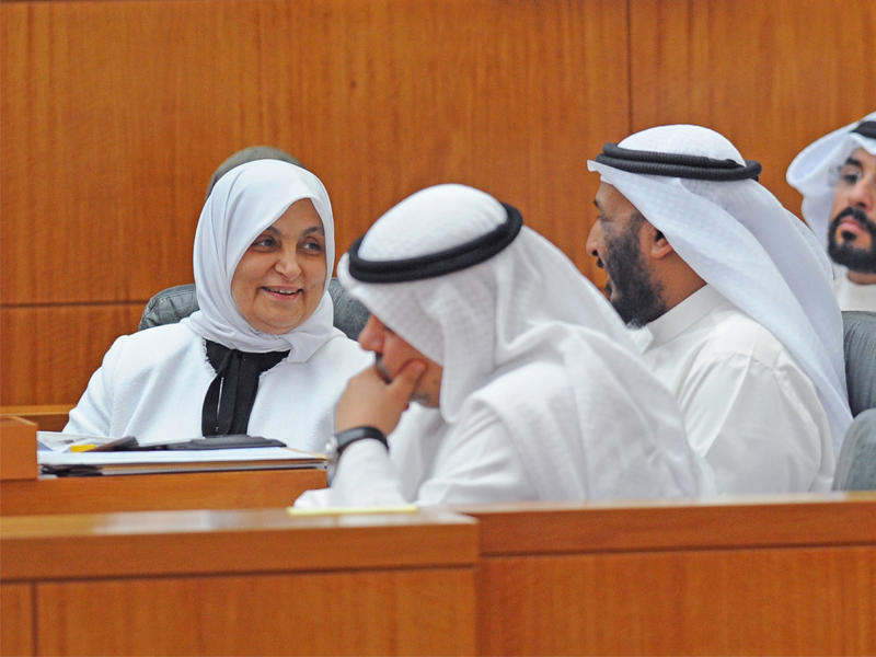 الصبيح وفريق الوزارة في إحدى جلسات مجلس الأمة