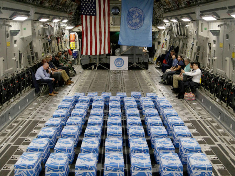 رفات الجنود الأميركيين على متن الطائرة العسكرية في قاعدة أوسان الكورية الجنوبية أمسn(أ ف ب)