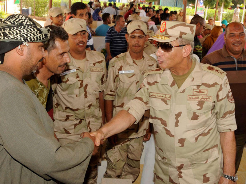 وزير الدفاع محمد زكي مرحباً بأسر جنود مستجدين خلال جولة على مراكز تدريب القوات المسلحة أمس (المتحدث العسكري)