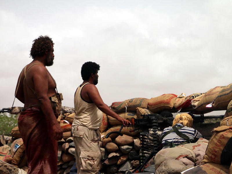 عناصر تابعة للحكومة اليمنية عند نقطة متقدمة على مشارف مدينة الحديدة أمس الأول (إي بي أيه)