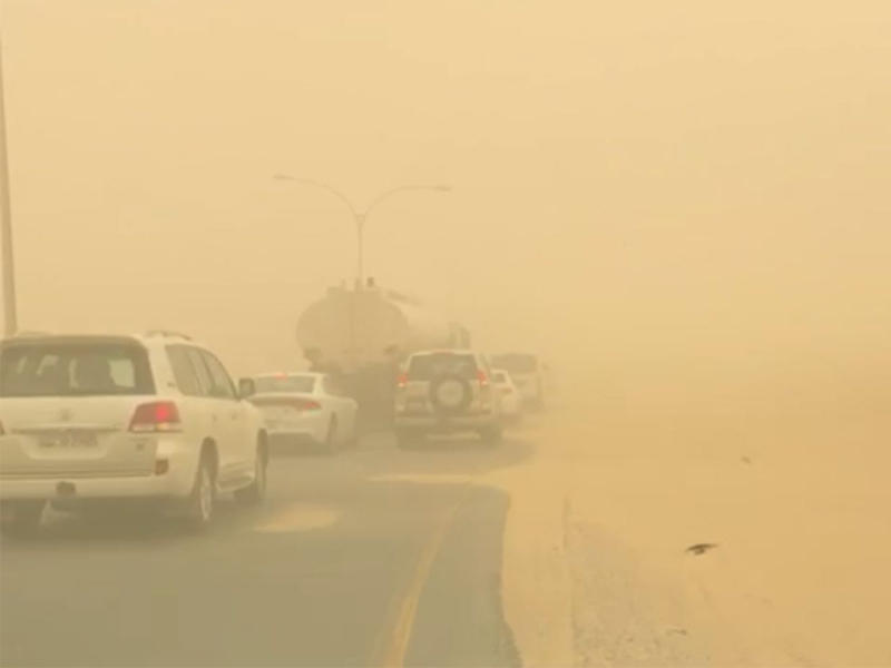 الغبار يلف البلاد أمس