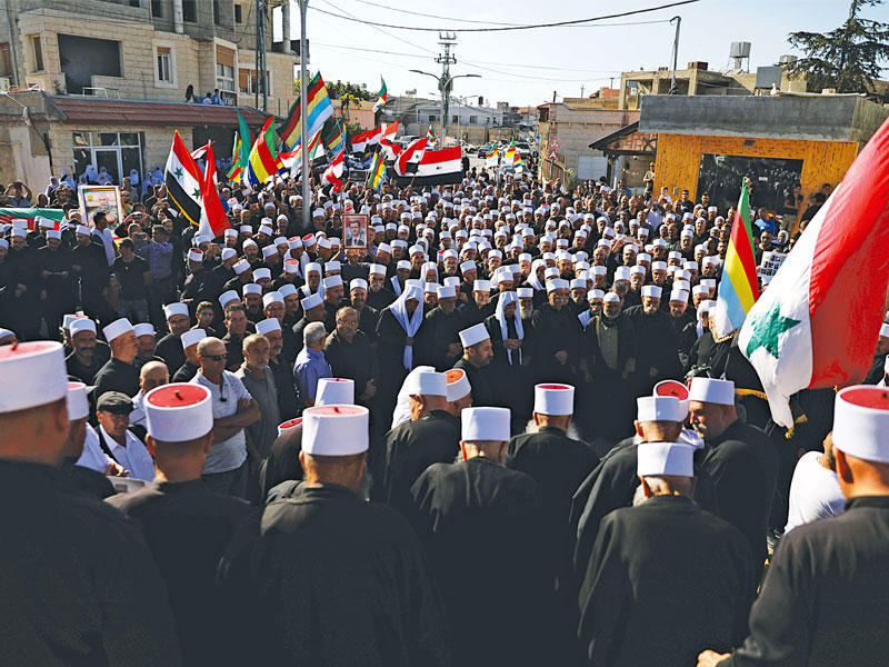 مسيرة لدروز سورية قرب خط وقف إطلاق النار مع إسرائيل أمس t(رويترز)