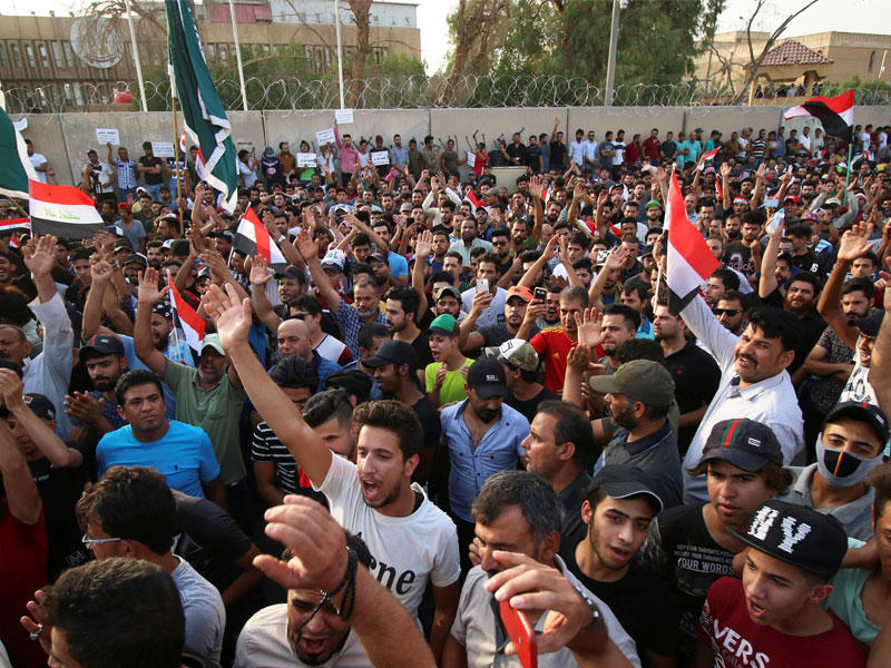 متظاهرون في البصرة أمس (رويترز)