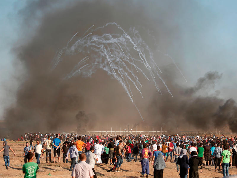 إسرائيل تطلق قنابل الغاز على الفلسطينيين شرق غزة أمس (أ ف ب)n