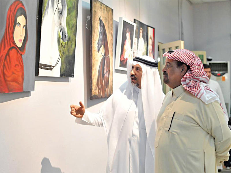 السبع مستمعاً لشرح أحد المشاركين