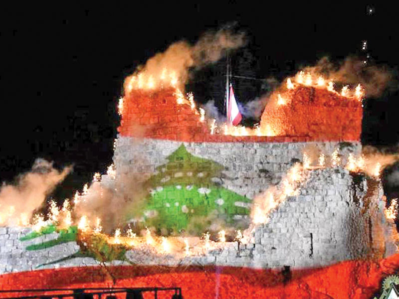 علم لبنان يغطي قلعة الشقيف