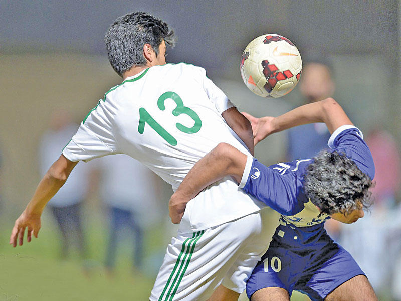 جانب من لقاء ازرق الشباب وفريق العربي