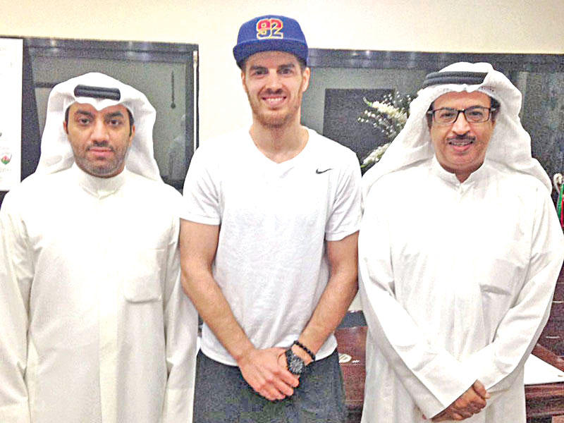عقاب يتوسط رئيس النادي دهام الشمري ومدير اللعبة سعد السلامة