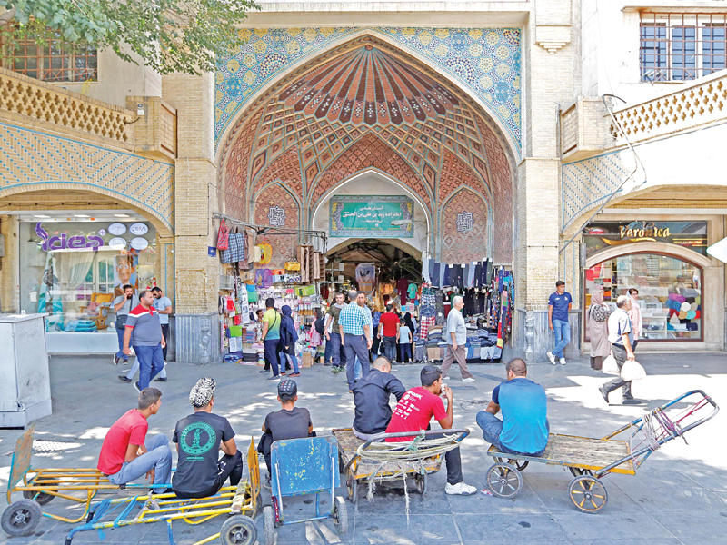 إحدى بوابات البازار الكبير في طهران أمس (أ ف ب)  