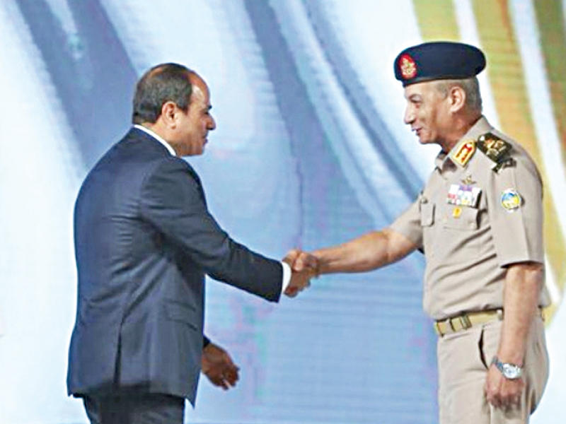 السيسي ووزير الدفاع خلال حوار الشباب أمس