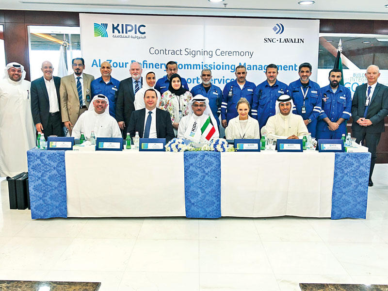 جانب من توقيع العقد