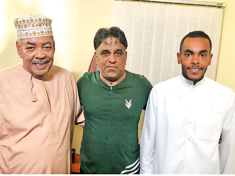 الفرج مع المخرج البلوشي ونجله فهد في كواليس «سدرة»