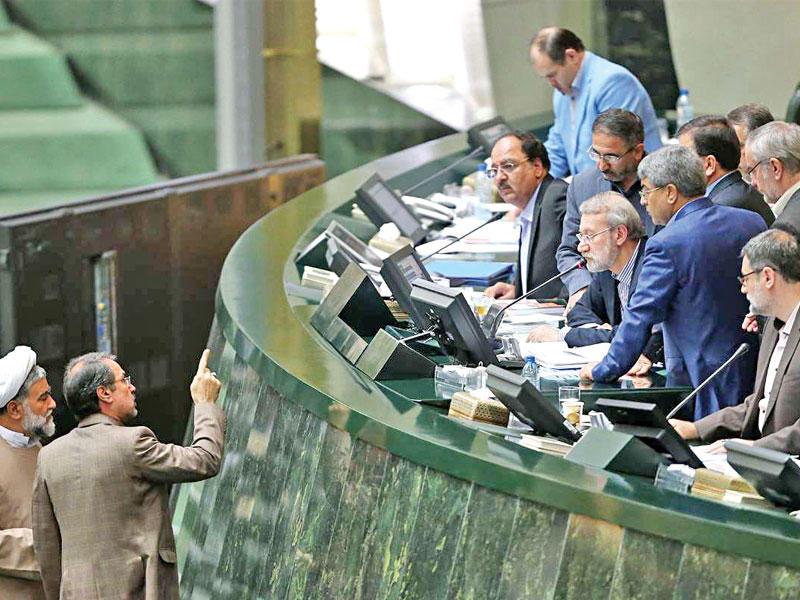 أحد النواب متحدثاً مع لاريجاني خلال جلسة بمقر الشورى في طهران أمس	 (إرنا) 