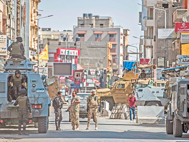 صورة مأخوذة في 27 الجاري تظهر انتشارا امنيا في العريش (أ ف ب)