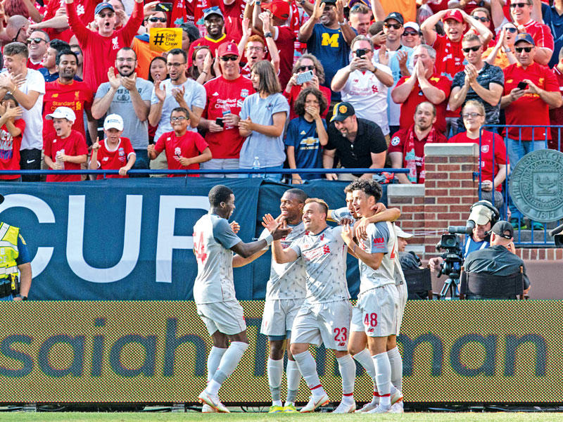 لاعبو ليفربول يحتفلون بتسجيل أحد الأهداف