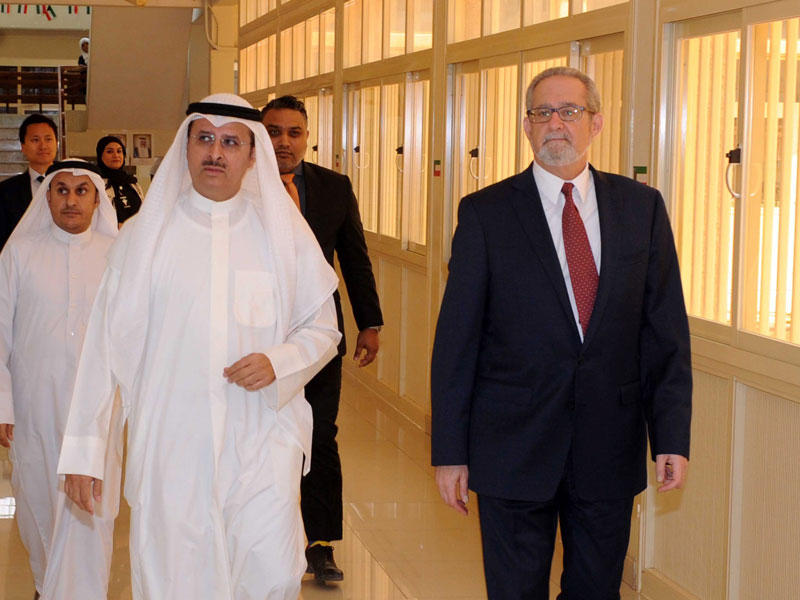 السفير الامريكي لدى الكويت لورانس سيلفرمان يقوم بجولة في مركز ايواء العمالة الوافدة التابع للهيئة العامة للقوى العاملة برفقة مدير عام الهيئة العامة للقوى العاملة الكويتية بالوكالة عبدالله المطوطح